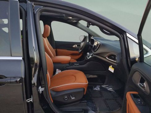 New 2026 Chrysler Pacifica Pinnacle image 29