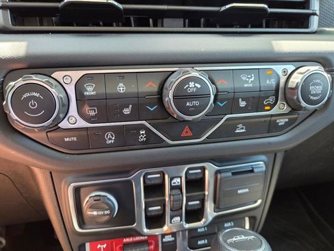 Used 2024 Jeep Gladiator Mojave w/ Technology Group AWD/4WD image 27