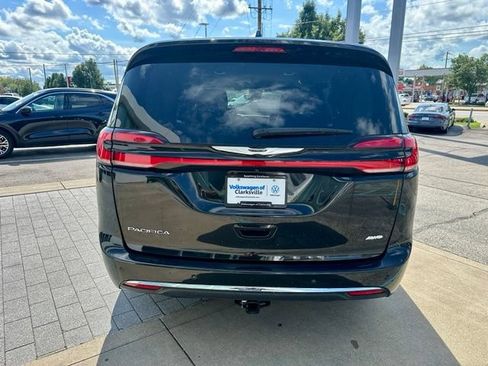 Used 2024 Chrysler Pacifica Touring-L AWD/4WD image 6