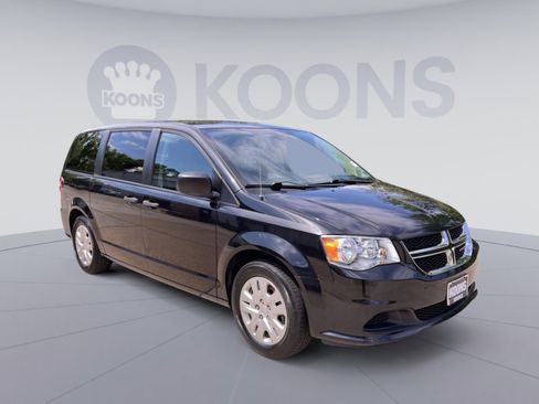 Used 2019 Dodge Grand Caravan SE w/ UConnect Hands-Free Group FWD image 2