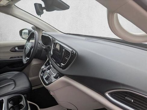 Used 2024 Chrysler Pacifica Touring-L FWD image 20