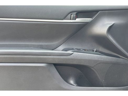 Used 2018 Toyota Camry LE image 11