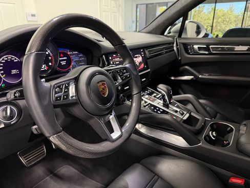 Used 2023 Porsche Cayenne Turbo S image 34