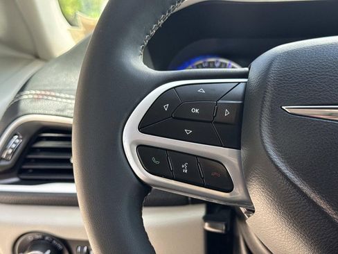 Used 2023 Chrysler Pacifica Touring-L w/ Uconnect Theater Family Group FWD image 39