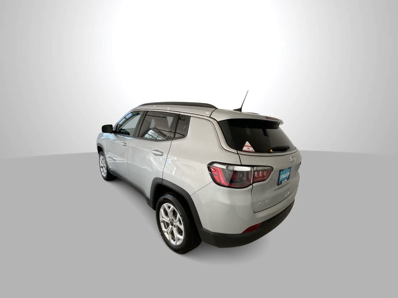 Used 2025 Jeep Compass Latitude AWD/4WD image 6