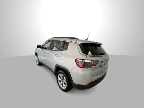 Used 2025 Jeep Compass Latitude AWD/4WD image 6