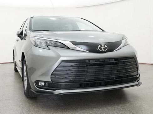 New 2026 Toyota Sienna XLE image 30
