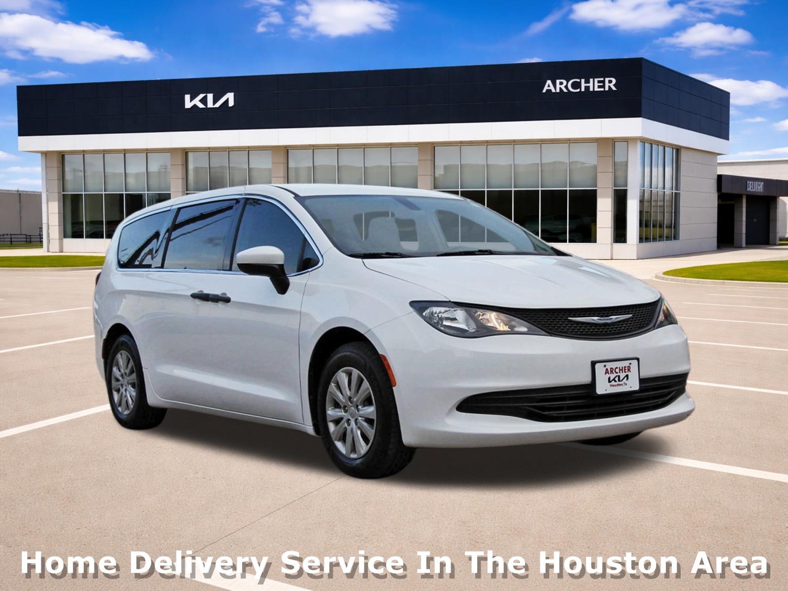 Used 2020 Chrysler Voyager L FWD image 1