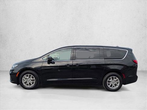 Used 2024 Chrysler Pacifica Touring-L image 9