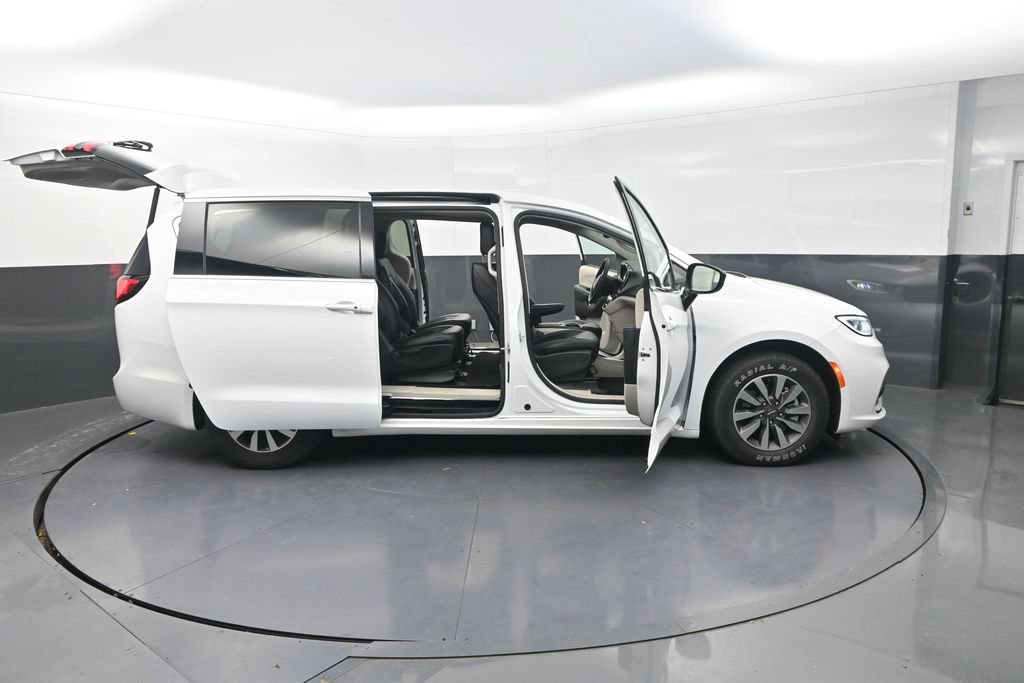 Used 2024 Chrysler Pacifica Limited FWD image 39