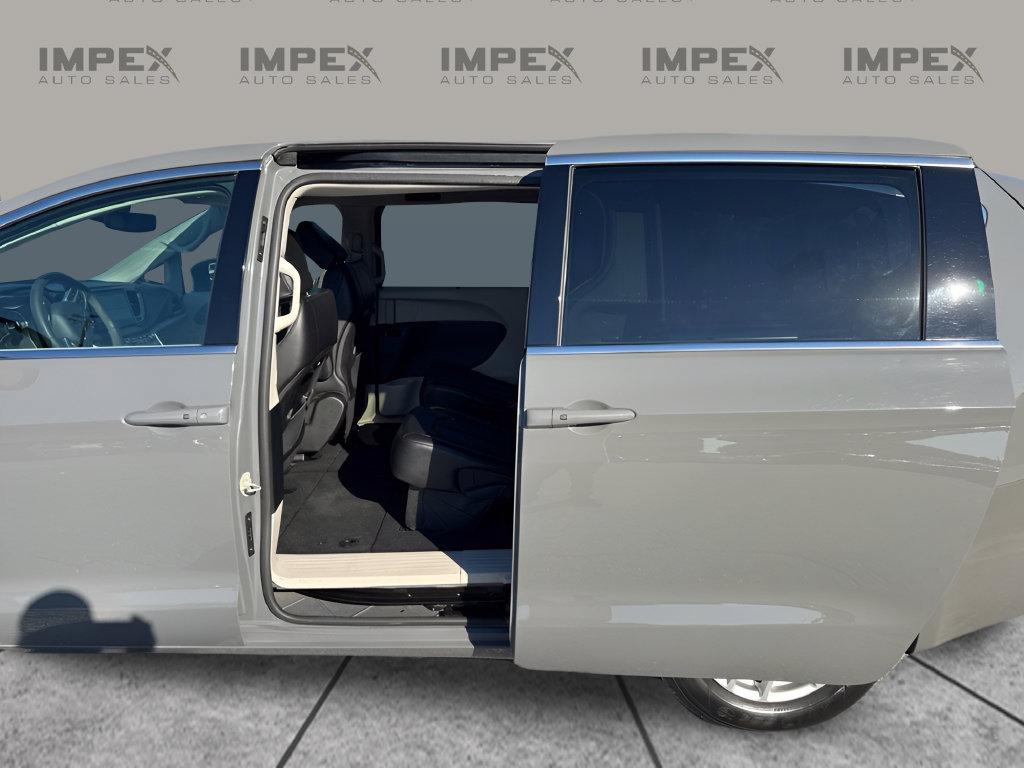 Used 2023 Chrysler Pacifica Touring-L FWD image 30