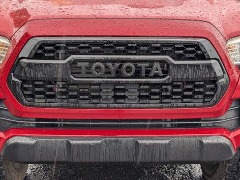 Used 2017 Toyota Tacoma TRD Off-Road w/ Premium & Technology Package AWD/4WD image 9
