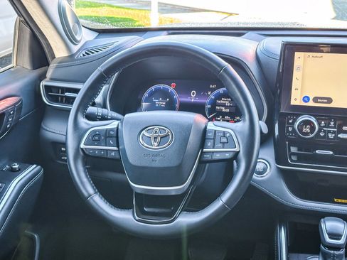 Used 2023 Toyota Highlander Platinum image 18