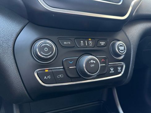 Used 2021 Jeep Cherokee Latitude Plus image 21