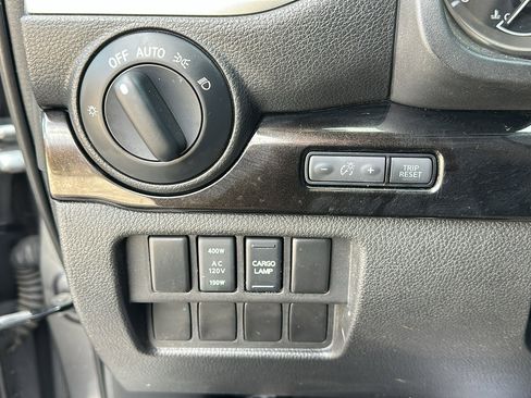 Used 2018 Nissan Titan SV w/ SV Convenience Package image 15