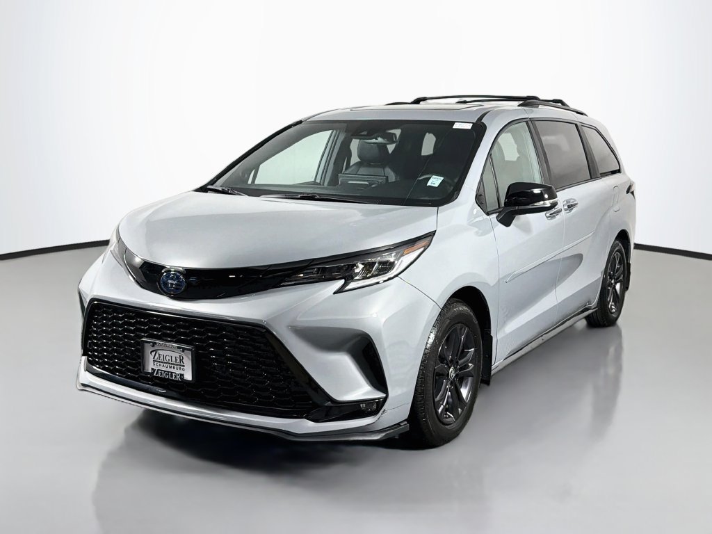 Used 2025 Toyota Sienna XSE w/ XSE Premium Package AWD/4WD image 3