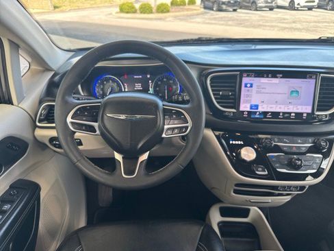 Used 2022 Chrysler Pacifica Touring-L image 8