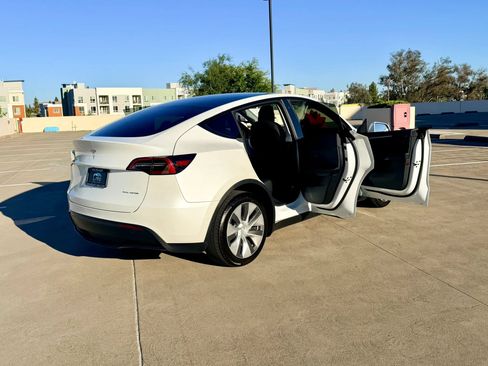 Used 2022 Tesla Model Y Long Range AWD/4WD image 40