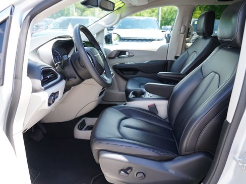Used 2024 Chrysler Pacifica Touring-L FWD image 4
