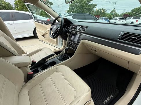 Used 2018 Volkswagen Passat 2.0T R-Line w/ R-Line Lighting Package FWD image 12