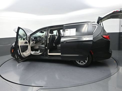 Used 2023 Chrysler Pacifica Touring-L FWD image 32