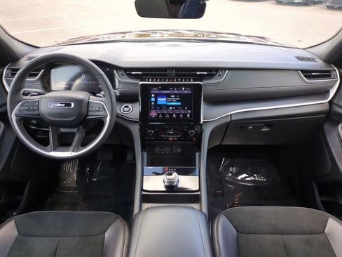 Used 2025 Jeep Grand Cherokee Altitude image 14