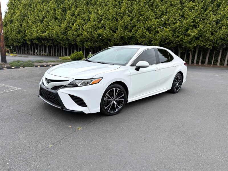 Used 2019 Toyota Camry SE FWD image 1