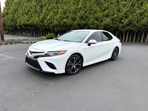 Used 2019 Toyota Camry SE FWD image 1