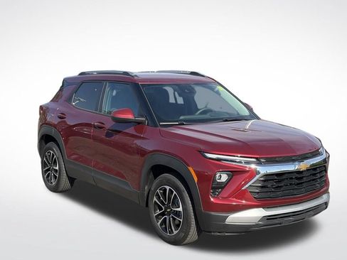 Used 2025 Chevrolet TrailBlazer LT AWD/4WD image 2
