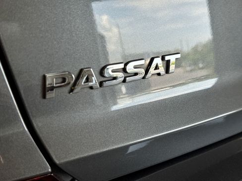Used 2018 Volkswagen Passat 2.0T R-Line FWD image 19