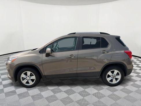 Used 2021 Chevrolet Trax LT FWD image 2