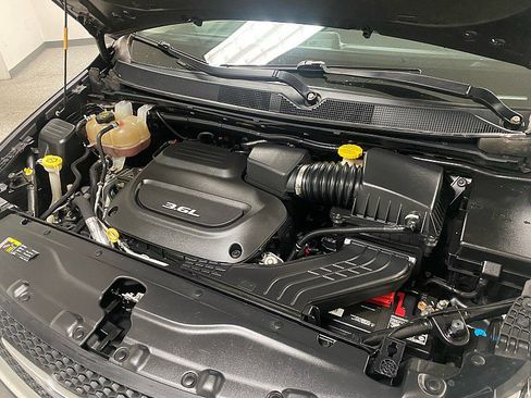 Used 2017 Chrysler Pacifica Touring image 16