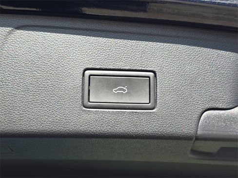 Used 2022 Volkswagen Atlas Cross Sport SE image 16