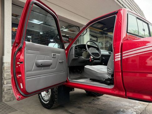 Used 1993 Toyota Pickup Deluxe AWD/4WD image 3