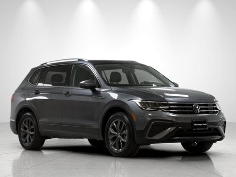 Used 2023 Volkswagen Tiguan SE w/ Panoramic Sunroof Package FWD image 7