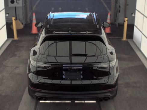Used 2023 Porsche Cayenne Platinum Edition w/ Premium Package Plus AWD/4WD image 5