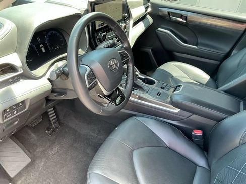 Used 2023 Toyota Highlander Platinum AWD/4WD image 14