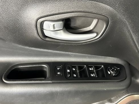 Used 2023 Jeep Renegade Latitude AWD/4WD image 8