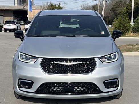 New 2026 Chrysler Pacifica Select image 2