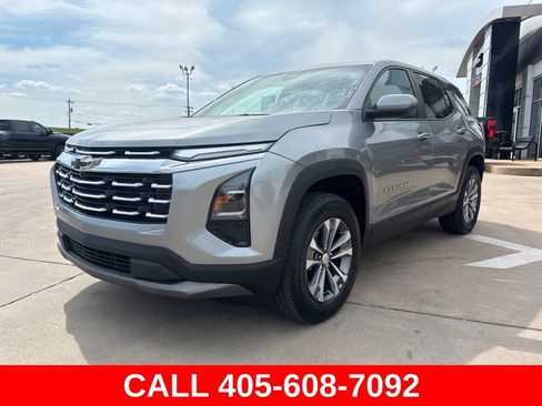 Used 2025 Chevrolet Equinox LT FWD image 2