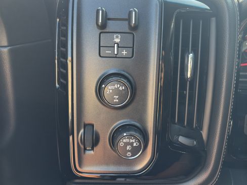 Used 2018 Chevrolet Silverado 1500 LTZ Z71 w/ LTZ Plus Package AWD/4WD image 24