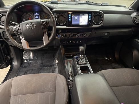 Used 2019 Toyota Tacoma TRD Sport image 10