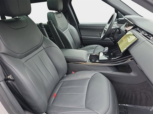 Used 2025 Land Rover Range Rover Sport SE image 12
