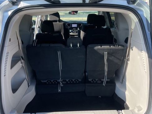Used 2023 Chrysler Voyager LX FWD image 7