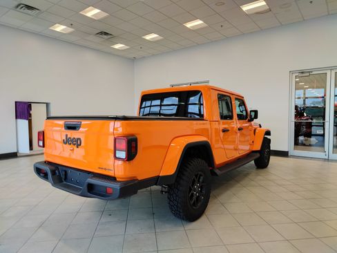 Used 2025 Jeep Gladiator Sport AWD/4WD image 3