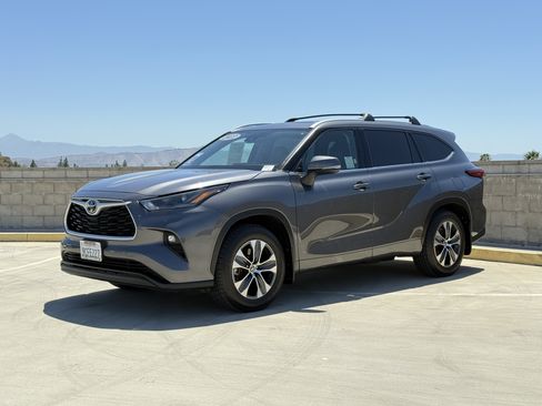 Used 2022 Toyota Highlander XLE FWD image 8