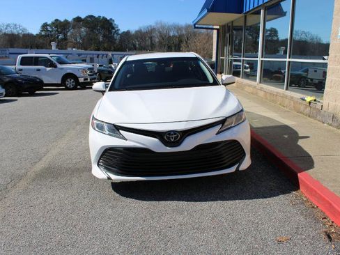 Used 2018 Toyota Camry LE image 2