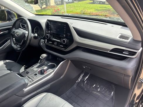 Used 2022 Toyota Highlander XLE FWD image 46