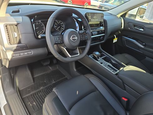 New 2025 Nissan Pathfinder SL image 17