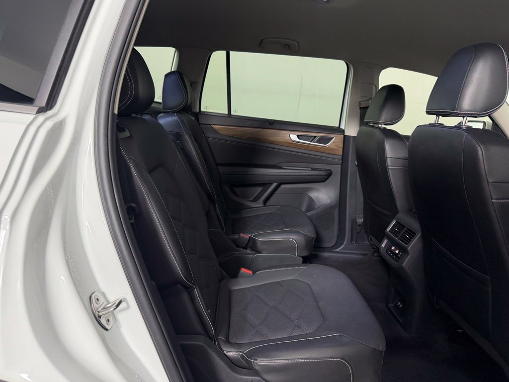 Used 2024 Volkswagen Atlas SE w/ Black Wheel Package FWD image 20